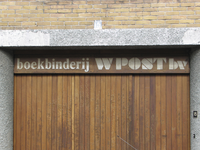 901005 Afbeelding van de buitenreclame van 'boekbinderij W POST bv' (Makassarstraat 15) te Utrecht.